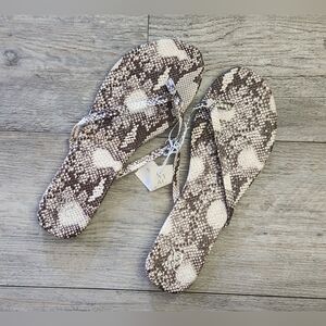 NY&C Womens Snakeskin Print Flip Flops
